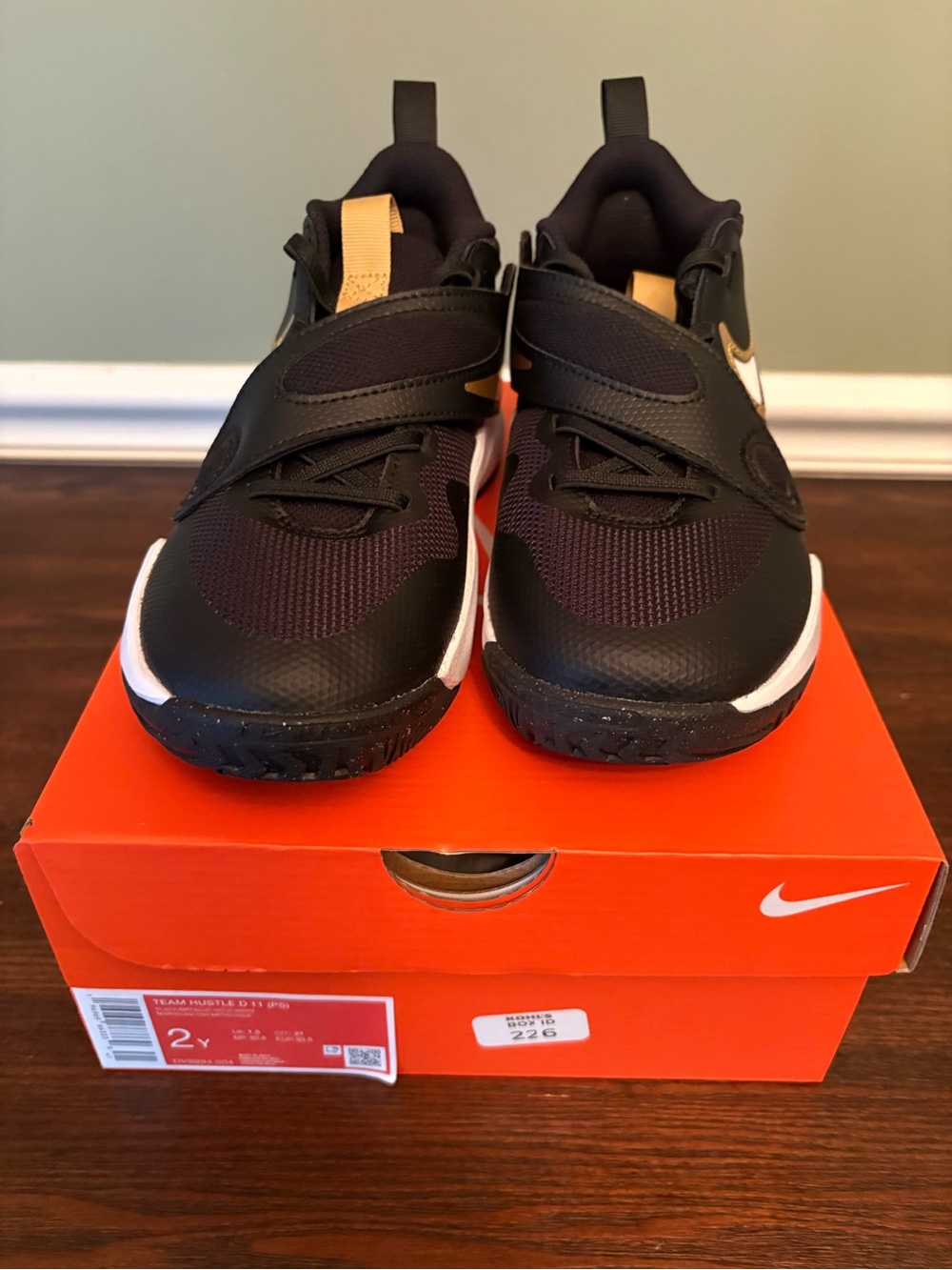 Nike Kids Black and Gold Athletic Shoes 2Y - Picture 4 of 8